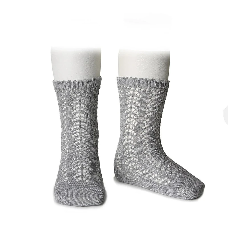 גרב ברך מחוררת צבע אפור בהיר מנצנץ