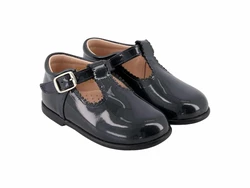 נעל צבע אפור כהה סגירת אבזם