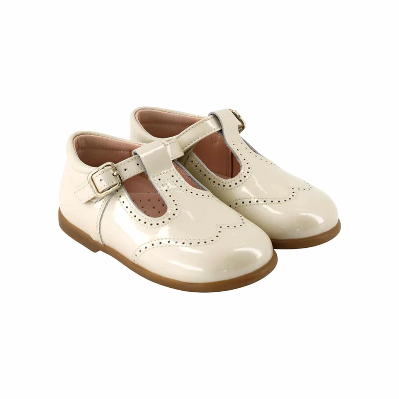 נעל לוחות הברית צבע שמנת עם אבזם