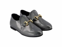 נעל מוקסין צבע אפור לק בשילוב אבזם