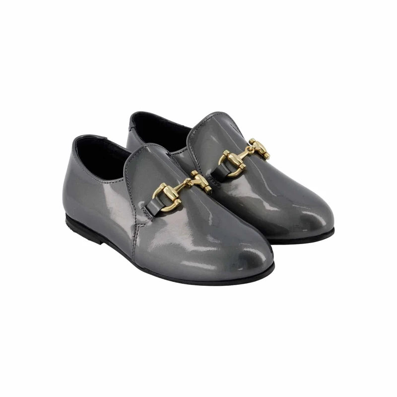 נעל מוקסין צבע אפור לק בשילוב אבזם