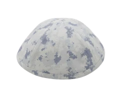 כיפה מבד כותנה בהדפסי עננים בגווני תכלת