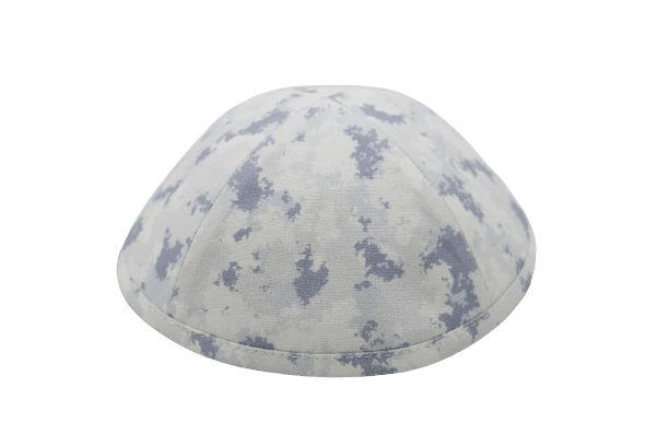 כיפה מבד כותנה בהדפסי עננים בגווני תכלת