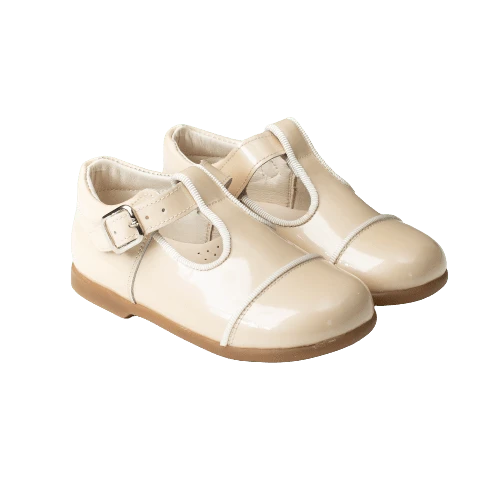 נעל קלאסית צבע שמנת סגירת אבזם