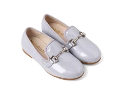 נעל מוקסין צבע כסף בשילוב אבזם