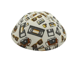 כיפה צבע בז' הדפסי מצלמה