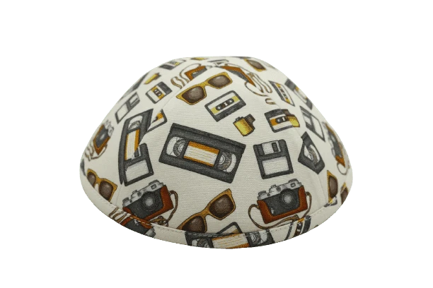 כיפה צבע בז' הדפסי מצלמה