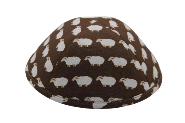 כיפה צבע חום הדפס כבשים