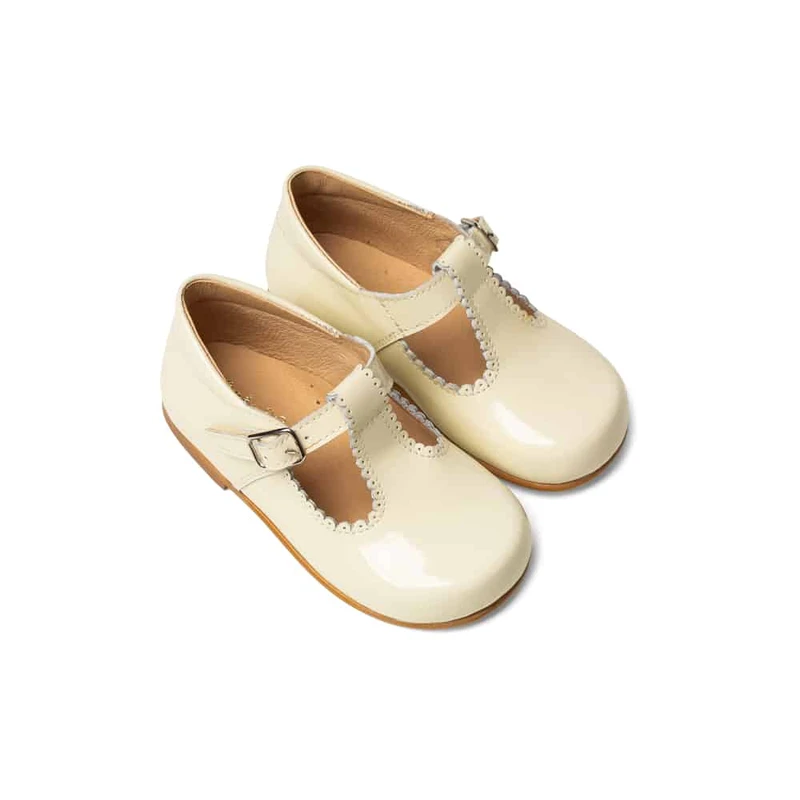 נעל בנים צבע שמנת סגירת אבזם