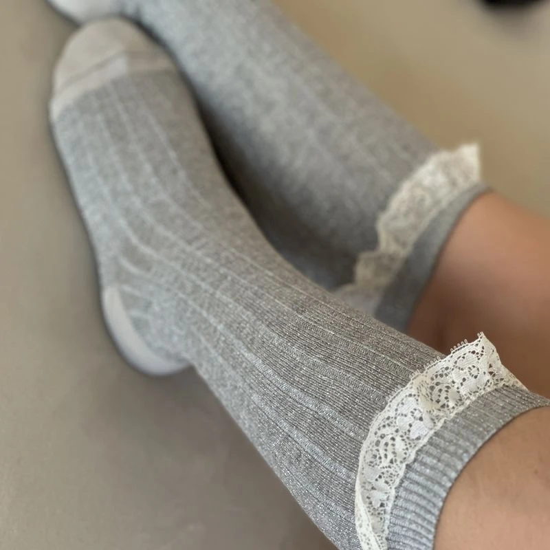 גרב ברך סיומת תחרה צבע כסף נצנצים – תמונה 2