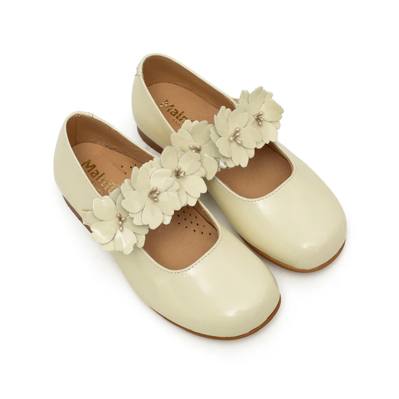 נעל בובה צבע שמנת רצועת פרחים