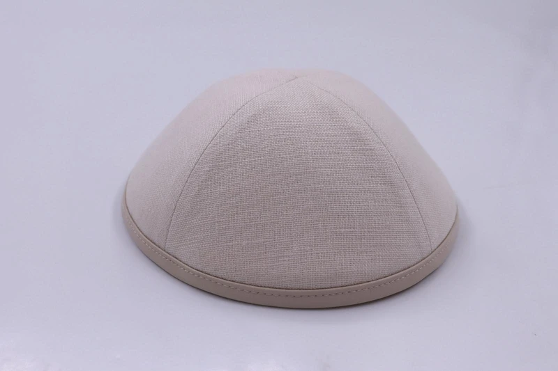 כיפה פשתן צבע שמנת סרט עור