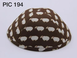 כיפה צבע חום הדפס כבשים